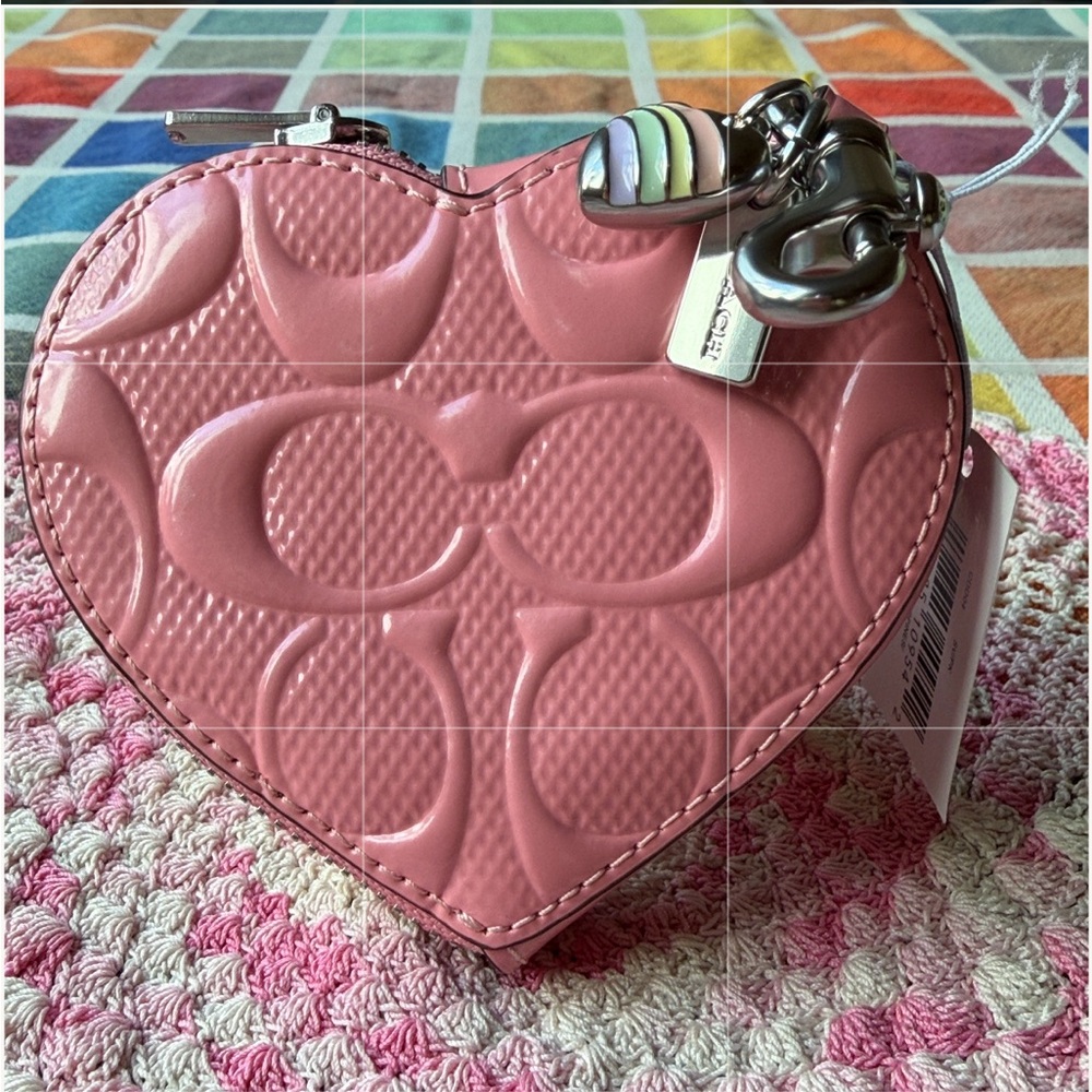 🩷 COACH HEART CHARM IN SIGNATURE LEATHER WITH HEART CHARM 🩷 NWT 🩷 - Picture 11 of 16